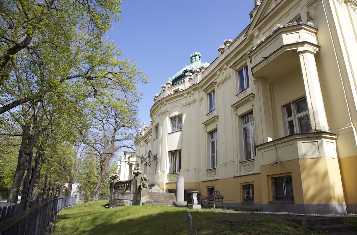 
                        Löwenpalais
                    